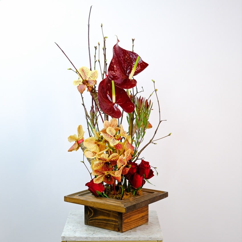 Авторская композиция с орхидеей Ванда и антуриумами