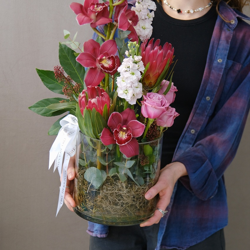 Бордовая орхидея Цимбидиум и протея в стеклянной вазе