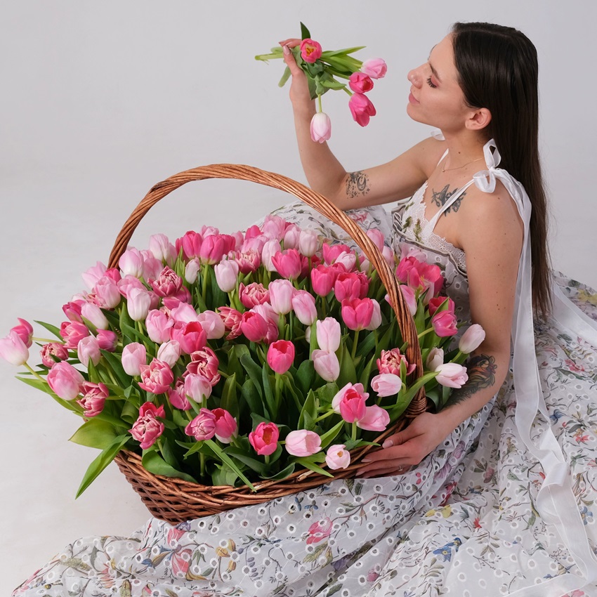 Тюльпаны в корзине, 201 шт