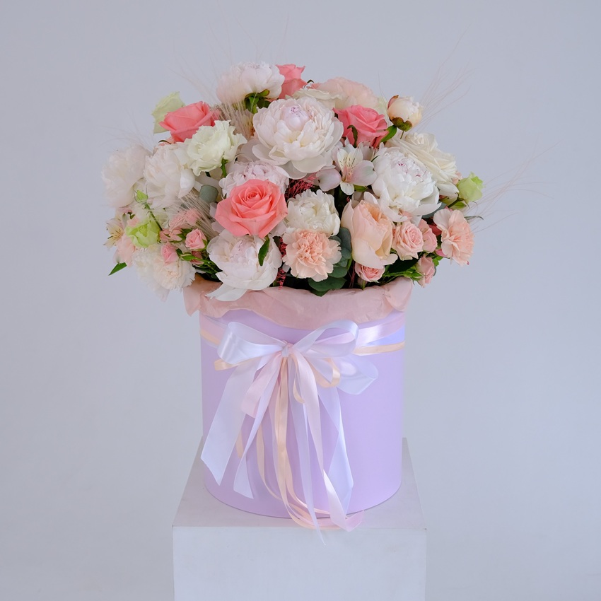 Белые пионы и розы в большой коробке "Океан Любви"