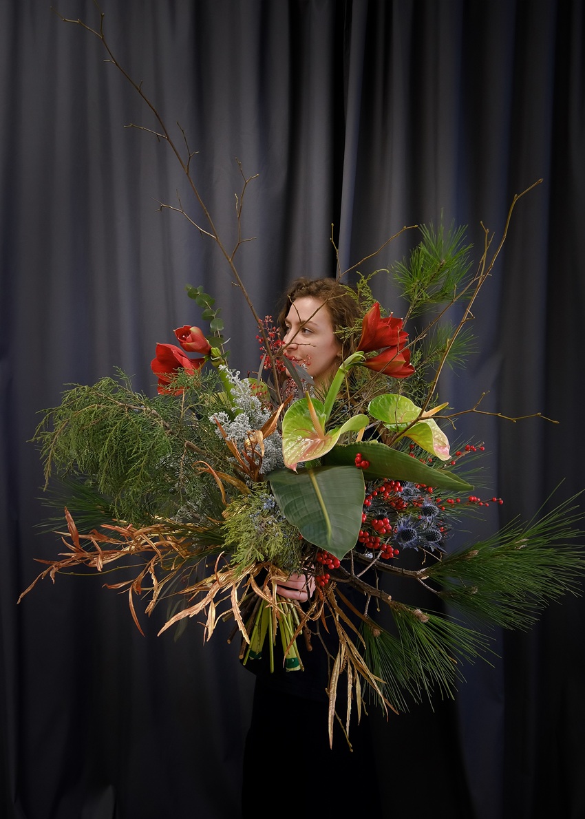 Креативный букет "Дикий взрыв". Зимняя история с ветками сосны, можжевельника и амариллисами 