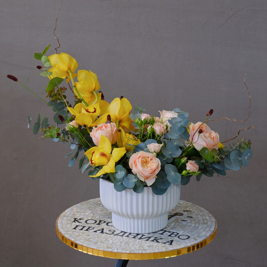 Орхидея Цимбидиум в интерьерной композиции в кашпо