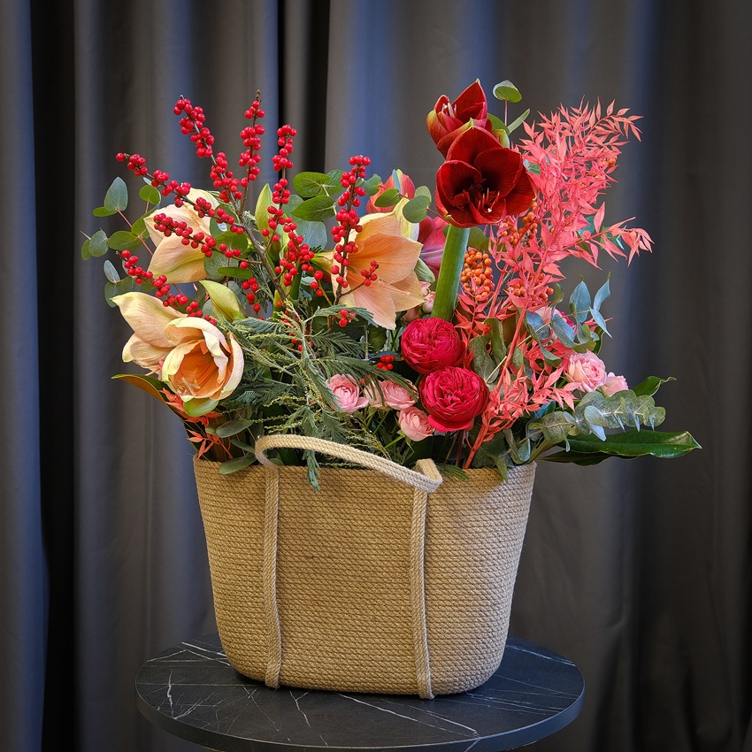 Композиция в сумке: сезонные амариллисы и пионовидные розы