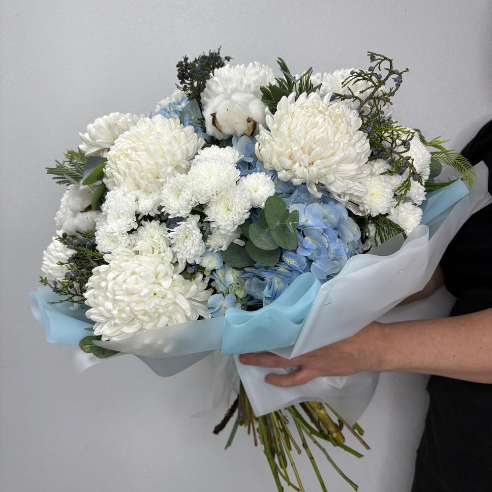 Белая хризантема и голубая гортензия в букете «Парящая нежность»