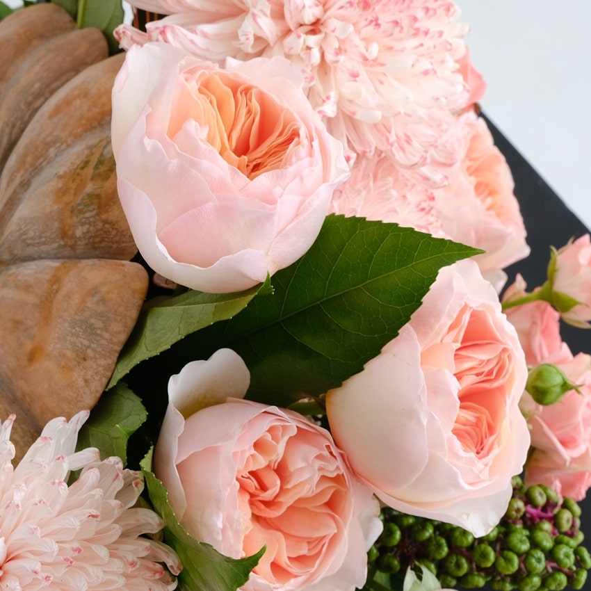 Тыква с пионовидными розами и хризантемами