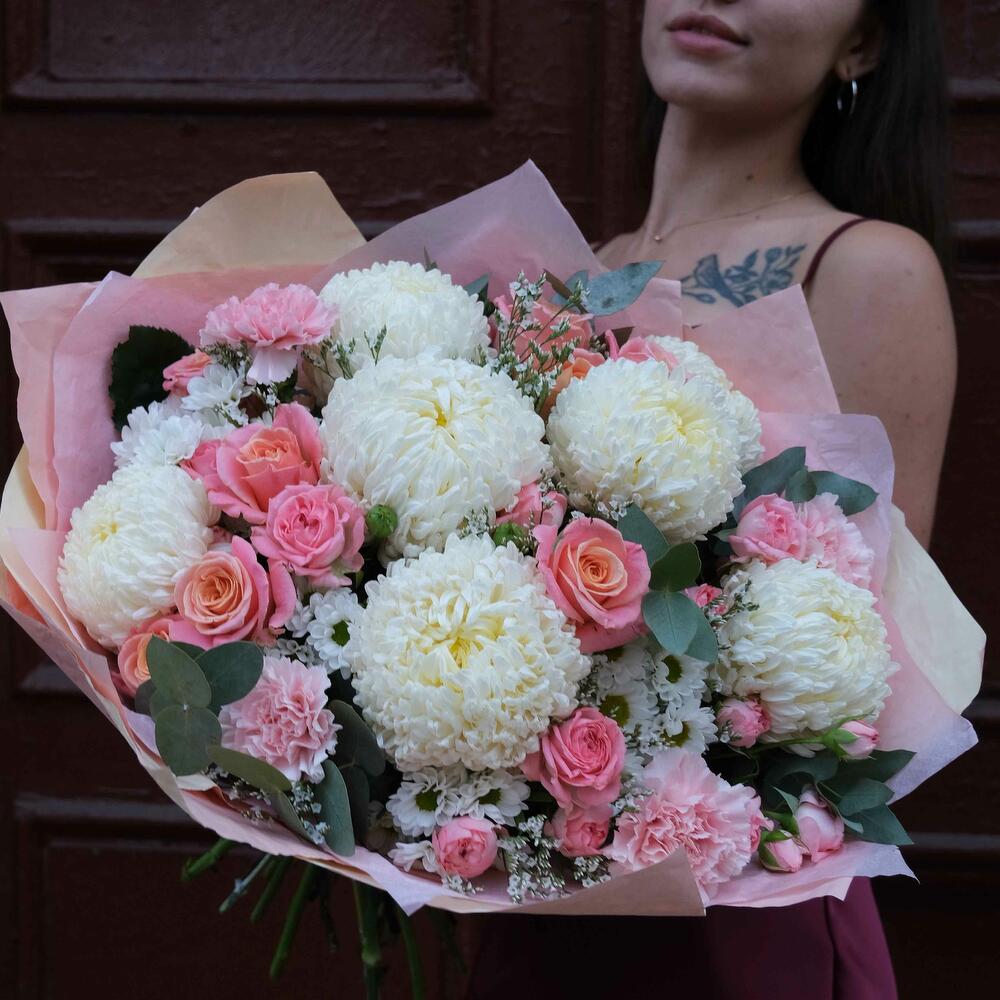 Хризантемы Фред и персиковые розы в букете "Контрабанда любви"