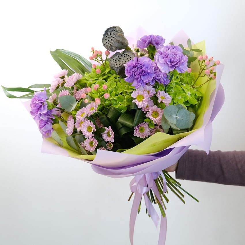 Зелёная гортензия, лотосы и гвоздики в летнем букете "Дзен"