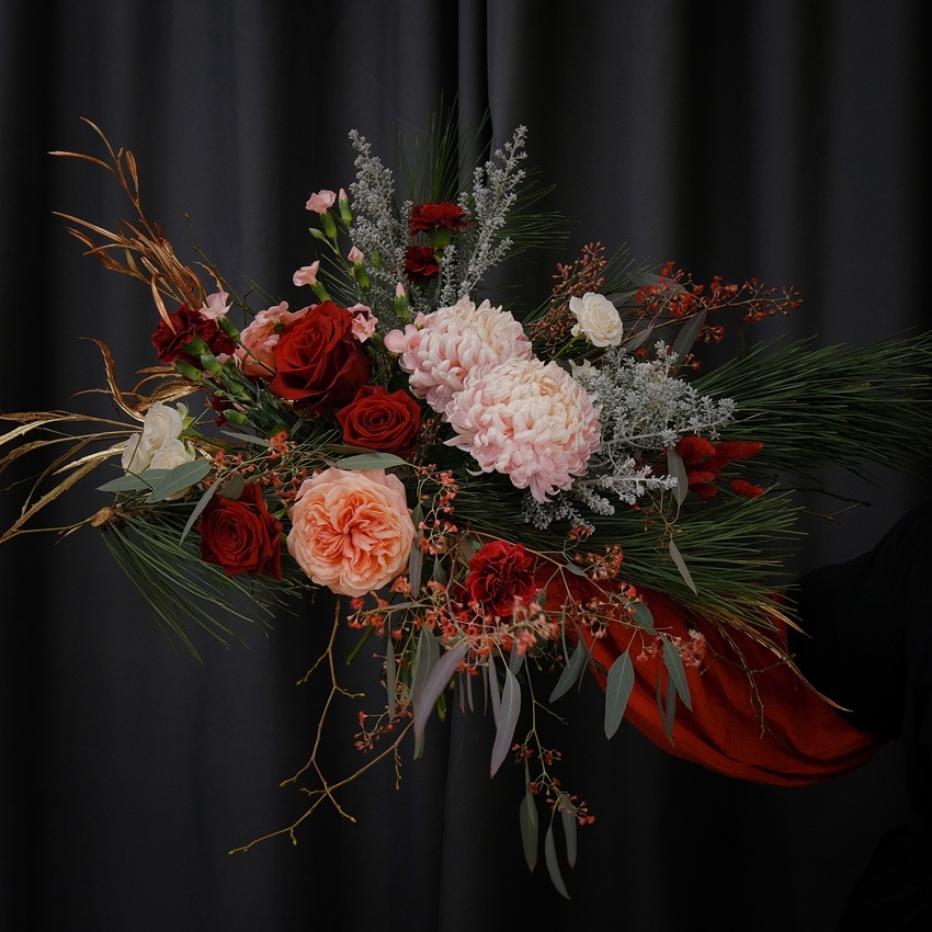 Авторский зимний букет с розами, сосной и декоративными веточками