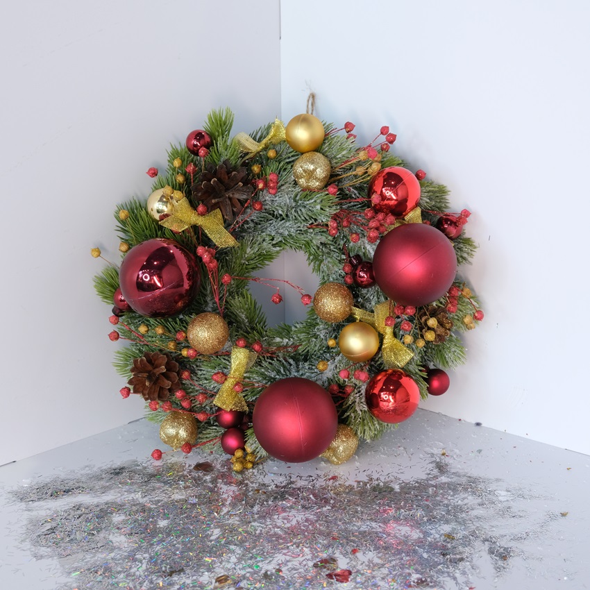Новогодний венок с красными шариками (искусственный)