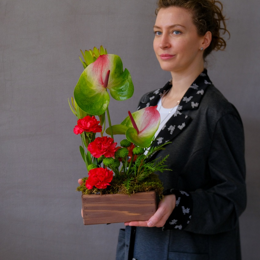 Антуриумы и гвоздики в интерьерной композиции в ящике