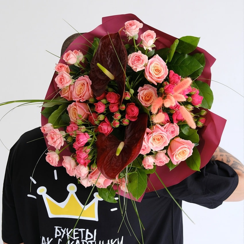 Антуриум и кустовые розы в авторском букете "Barberry Mood"