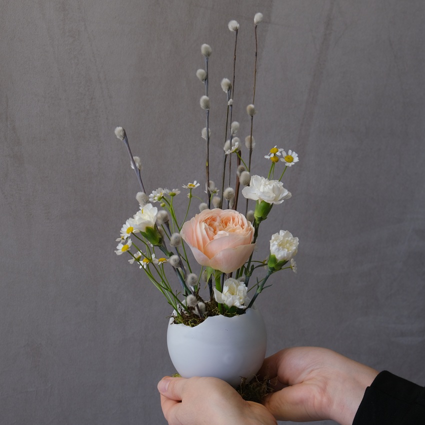 Яйцо пасхальное с живыми цветами: верба, ароматная роза и ромашки