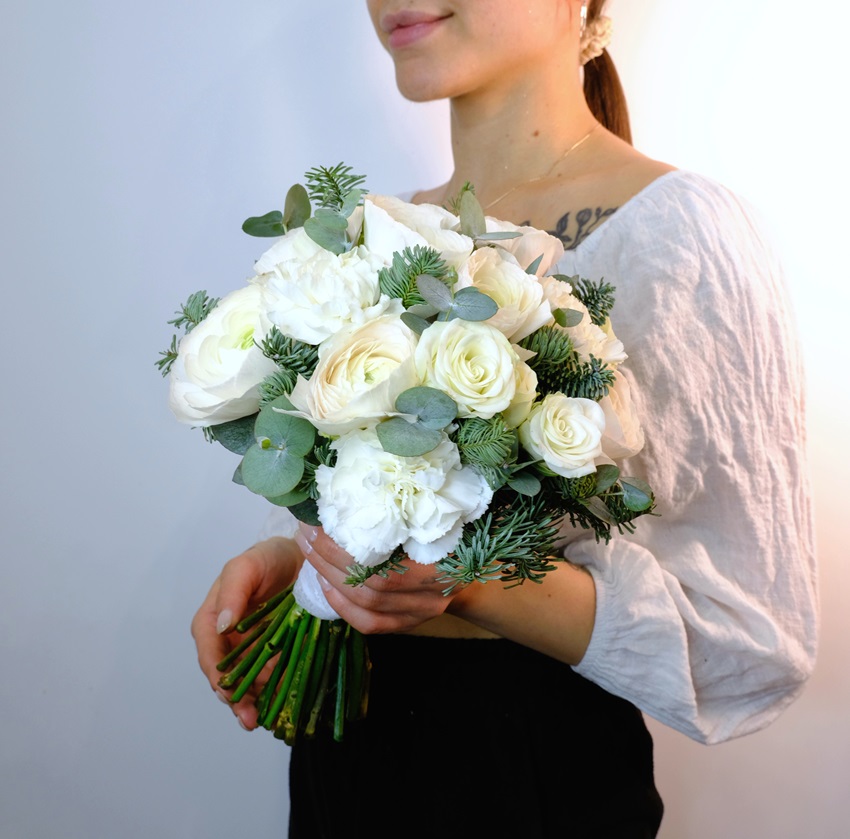 Зимний букет невесты. Ранункулюсы и кустовые розы «Зимняя история»