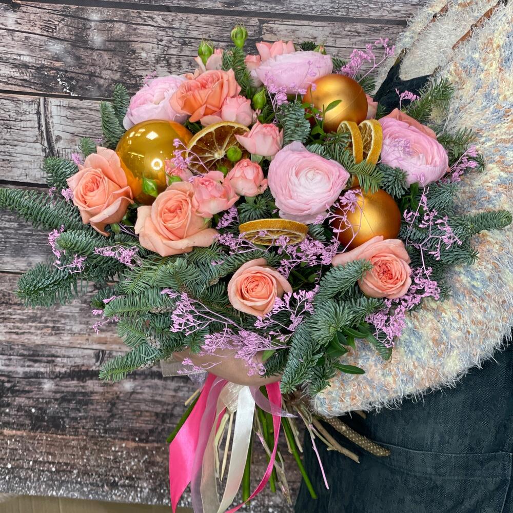 Ароматная ель нобилис и ранункулюсы в букете "Зимняя фея"