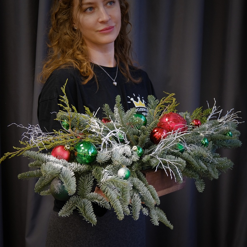 Яркая новогодняя композиция в деревянном ящике в красных оттенках