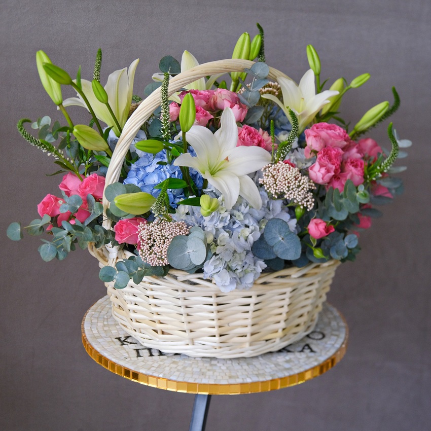 Голубая гортензия, кустовые розы и и лилия в корзине "Акварель"