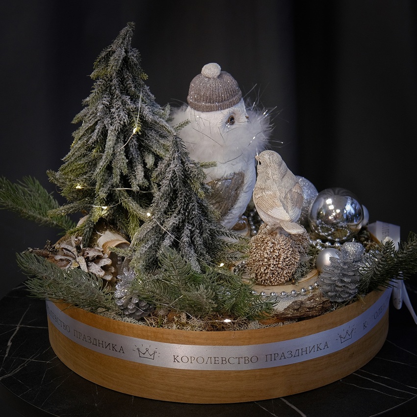 Новогодняя композиция с сувенирами в круглом ящике "Тёплая компания" (искусственная)