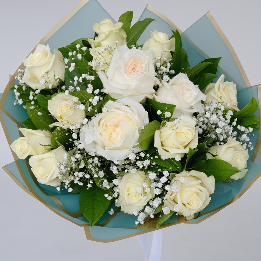 Ароматные белые розы в пышном букете с гипсофилой