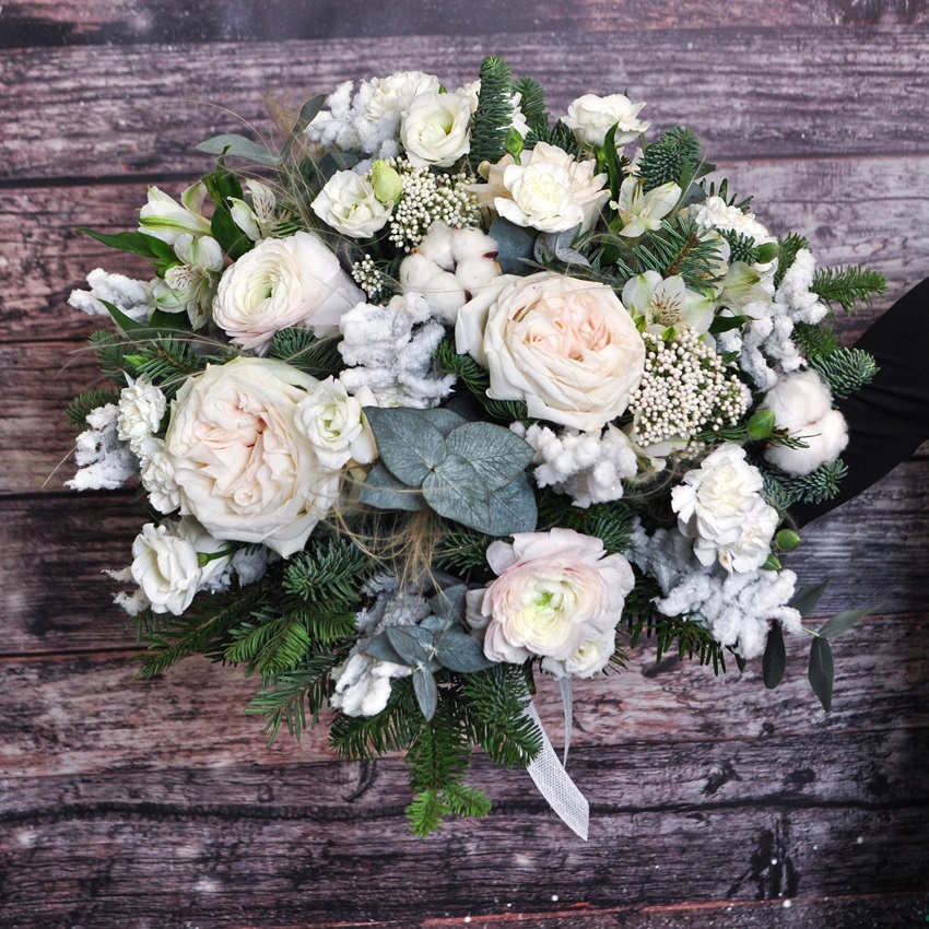 Пионовидные розы, нобилис и ранункулюсы в букете "Поймай Мечту"