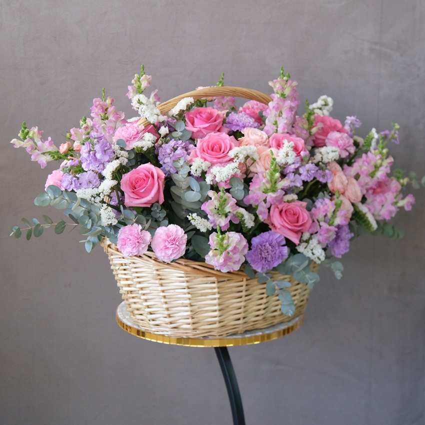 Ароматные розы и антирринум в роскошной корзине в сиреневых оттенках