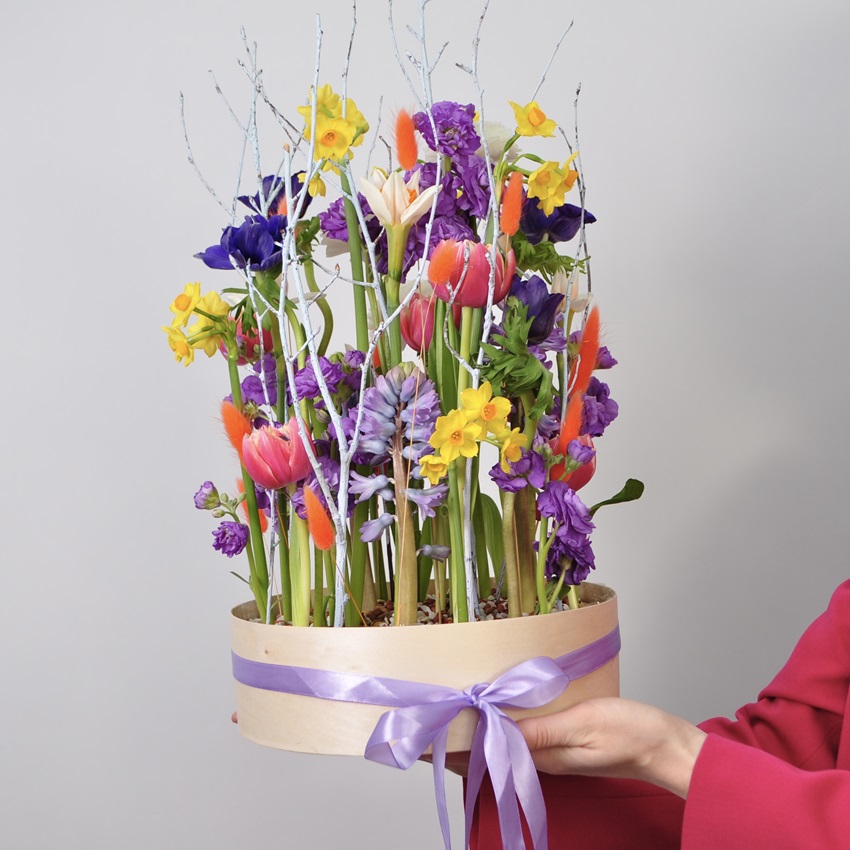 Нарциссы, тюльпаны и гиацинты в весенней композиции
