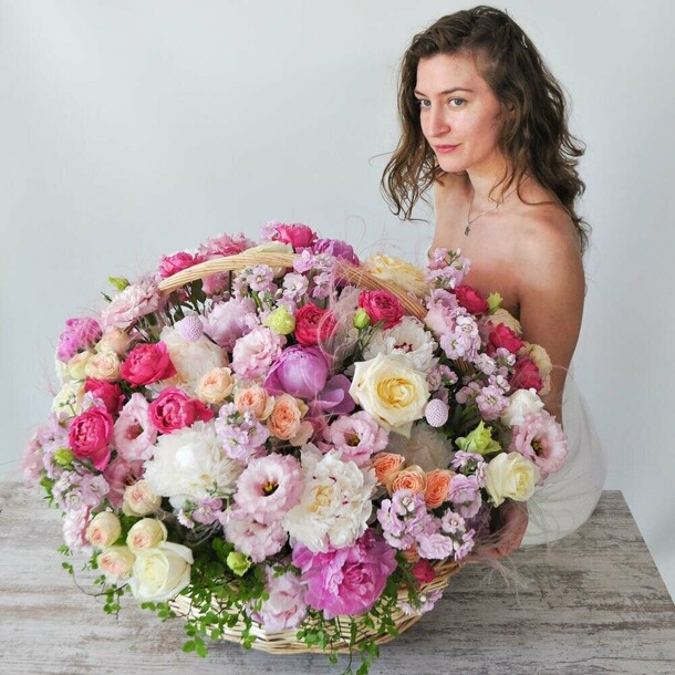 Огромная роскошная корзина с пионами