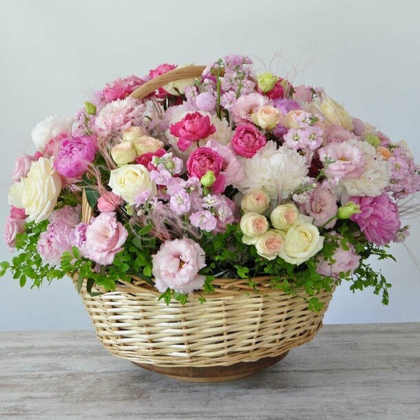 Огромная роскошная корзина с пионами