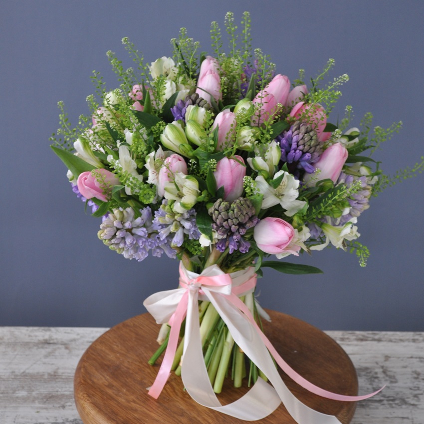 Букет с тюльпанами и гиацинтами "Пленительный аромат"