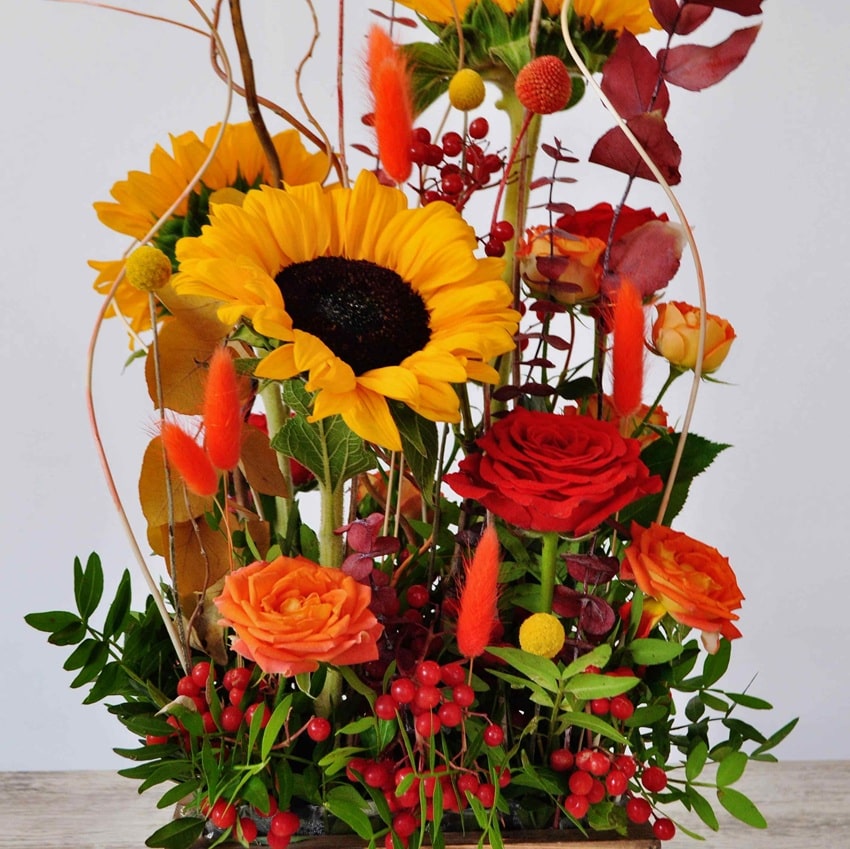 Интерьерная композиция с подсолнухами в ящике "Красочный натюрморт"