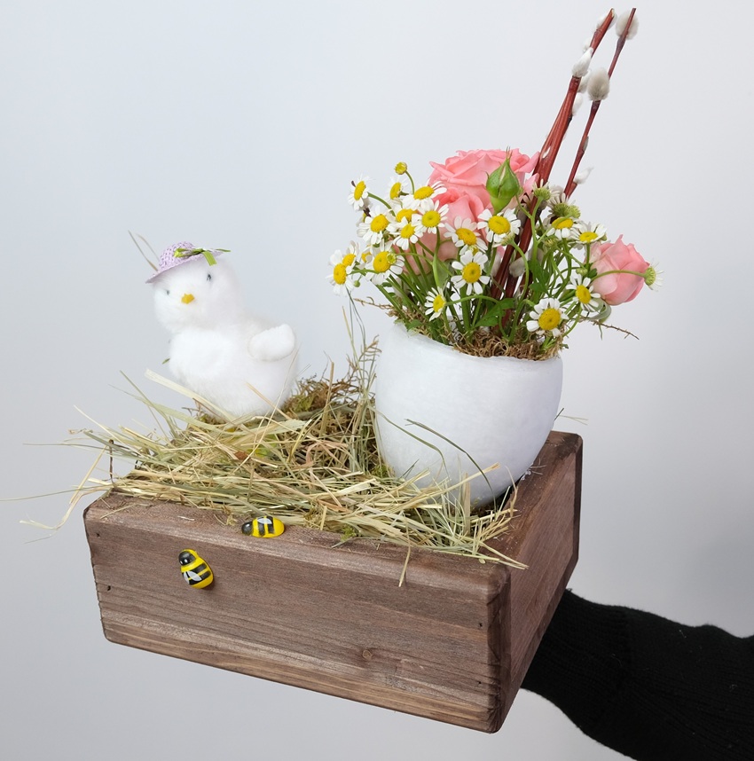 Композиция на пасху: яйцо с живыми цветами и сувениром "Цыплёнок"