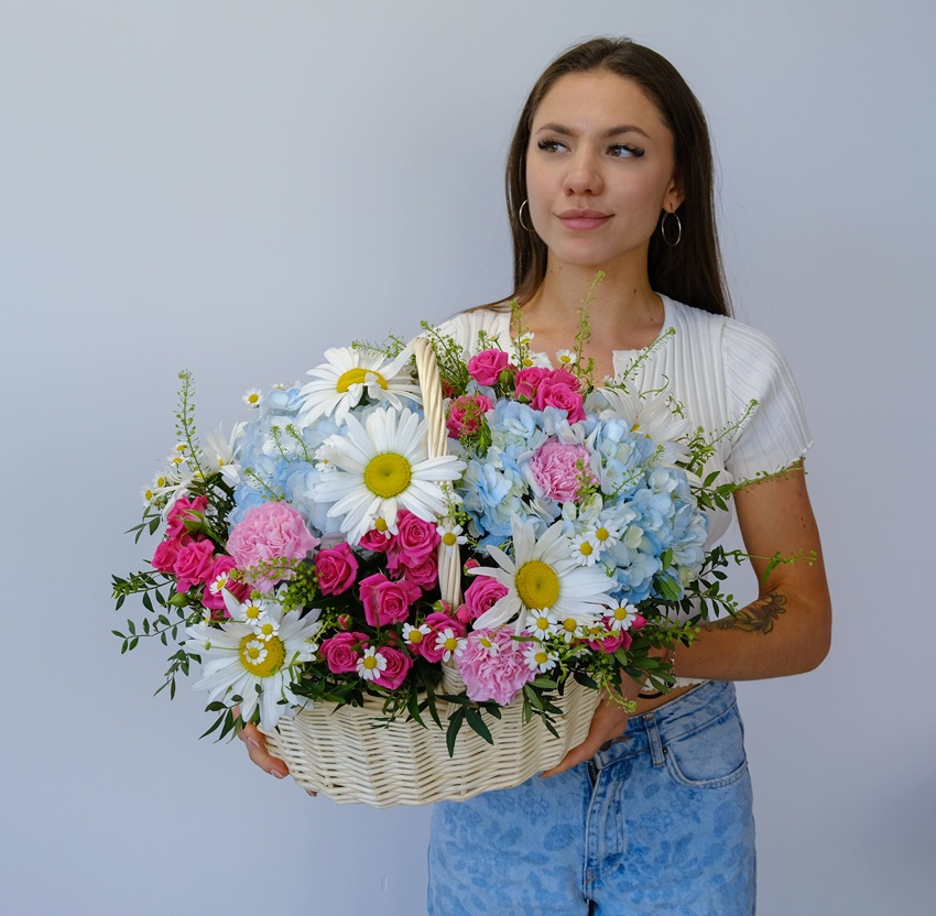 Голубая гортензия, ромашки и кустовые розы в корзине "Нежное лето"