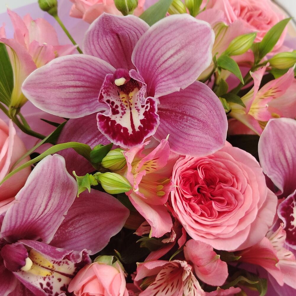 Орхидеи и пионовидные розы в букете "Райские бабочки"