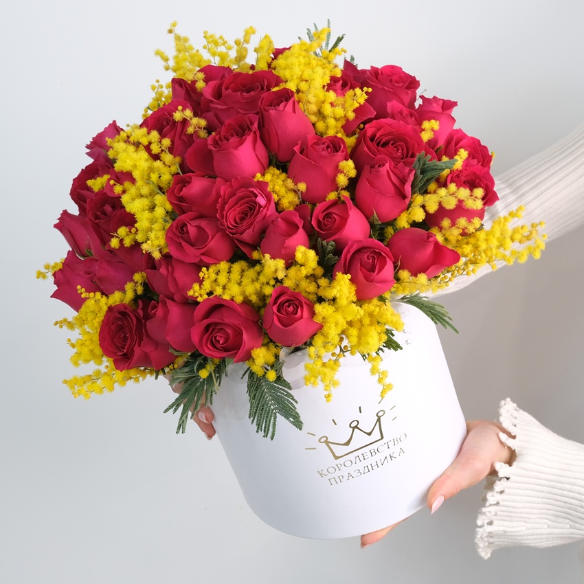 51 роза в коробке с итальянской мимозой "Солнечный восторг"