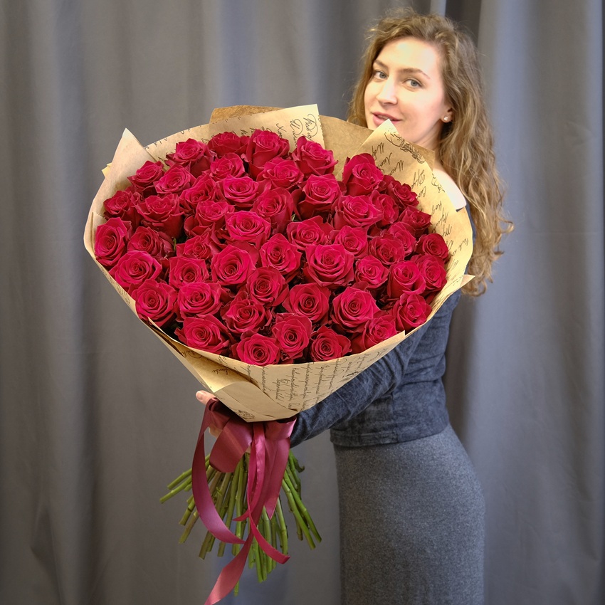 Монобукет розы Эквадор красные 90 см, 49 штук с вазой в подарок!