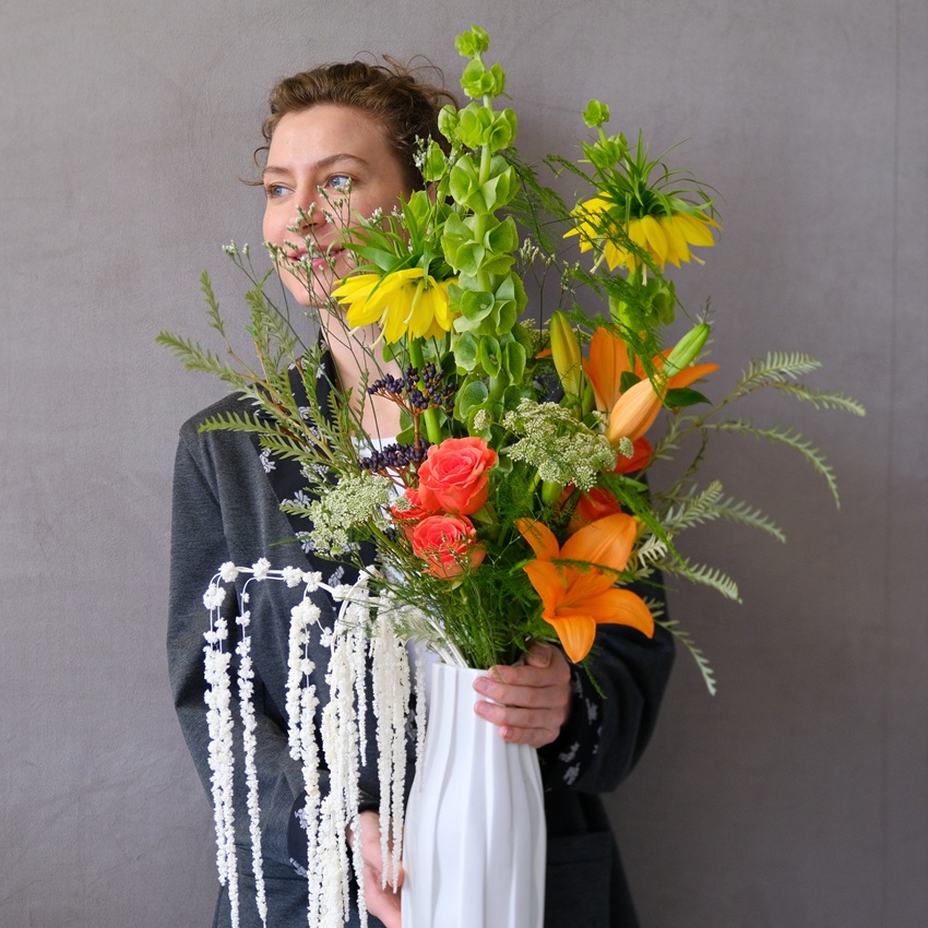 Букет в вазе. Фритиллярия, сочная зелень и пламенные розы "Медовый зной"