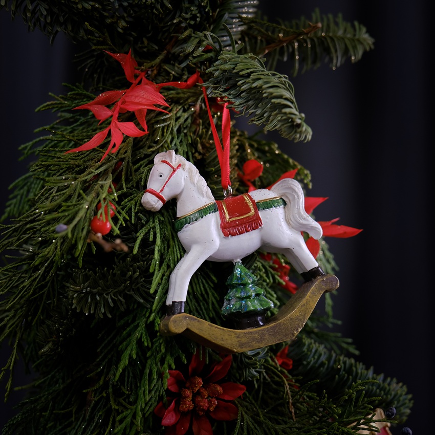 Ёлка ручной работы из нобилиса с красным декором в кашпо