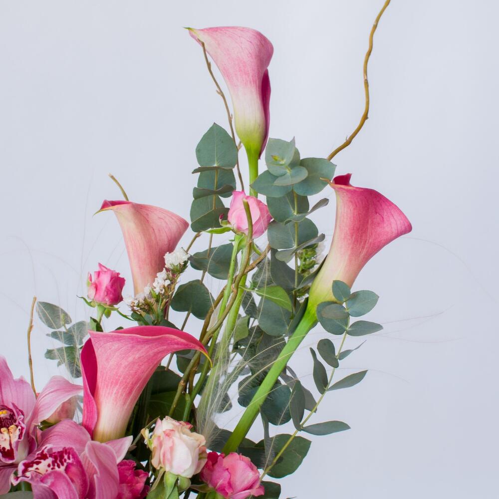 Интерьерная композиция с орхидеями и каллами в деревянном ящике