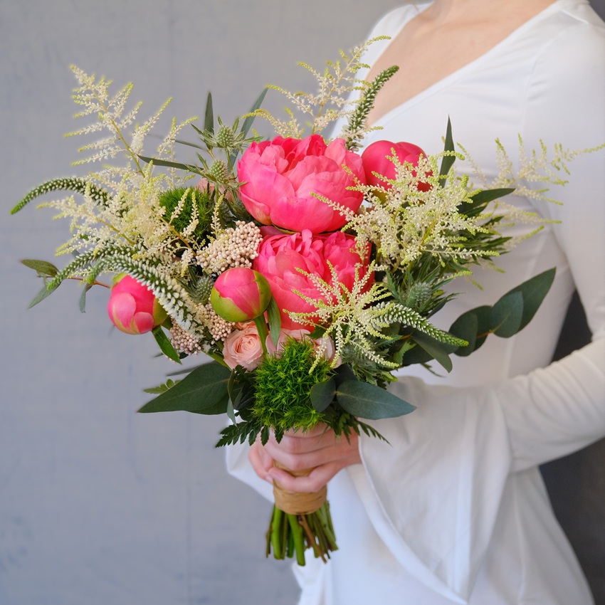 Букет невесты с коралловыми пионами и астильбой "Бохо-микс"
