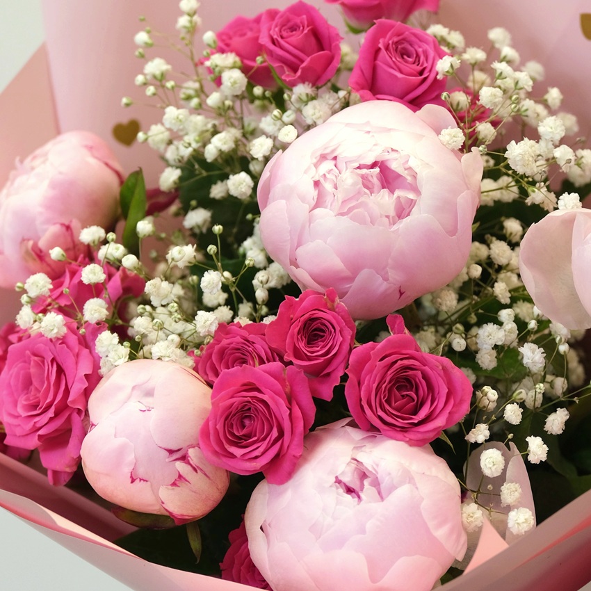 Пионы и кустовые розы в нежном букете