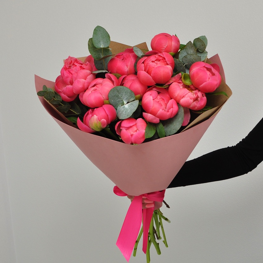 Коралловые пионы, 11 штучек с эвкалиптом