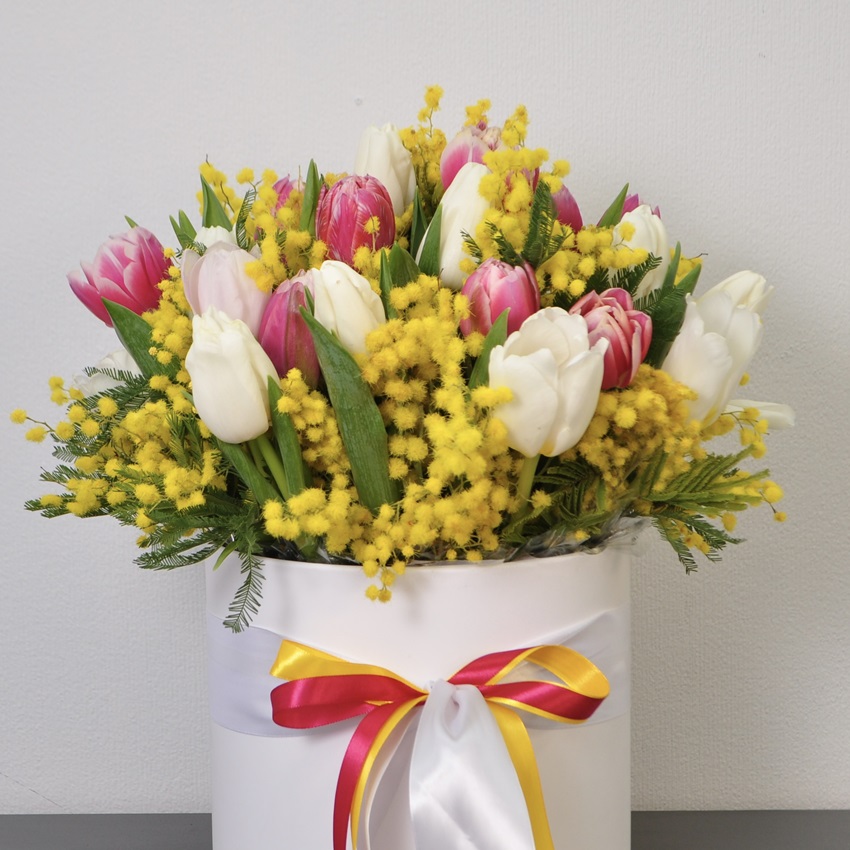 Мимоза и тюльпаны в коробке