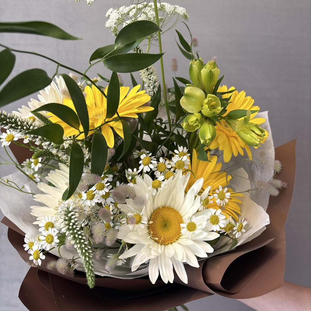 Герберы и ромашки в летнем букете