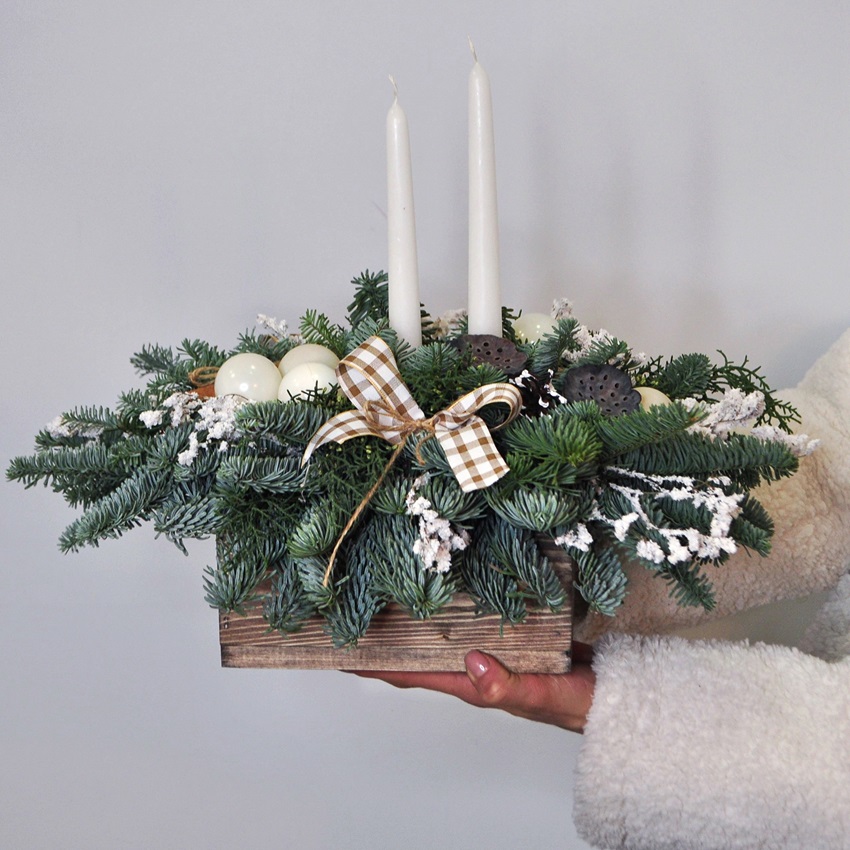 Новогодняя композиция из нобилиса на стол в ящичке со свечами