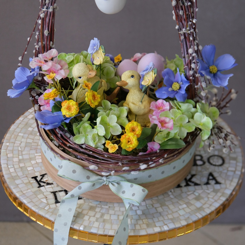  Композиция на Пасху в ящичке (искусственные цветы). Верба и пасхальные сувениры