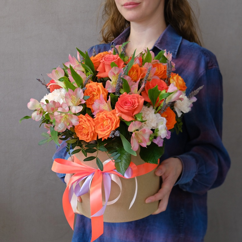 Яркие оранжевые розы и лаванда в коробочке "Пламенный закат"