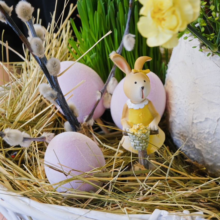 Букет на пасху в корзине с живыми цветами в яйце ручной работы