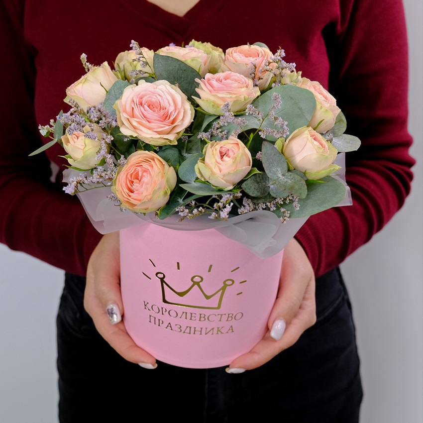 Кустовые розы в коробочке с эвкалиптом "Кэти"