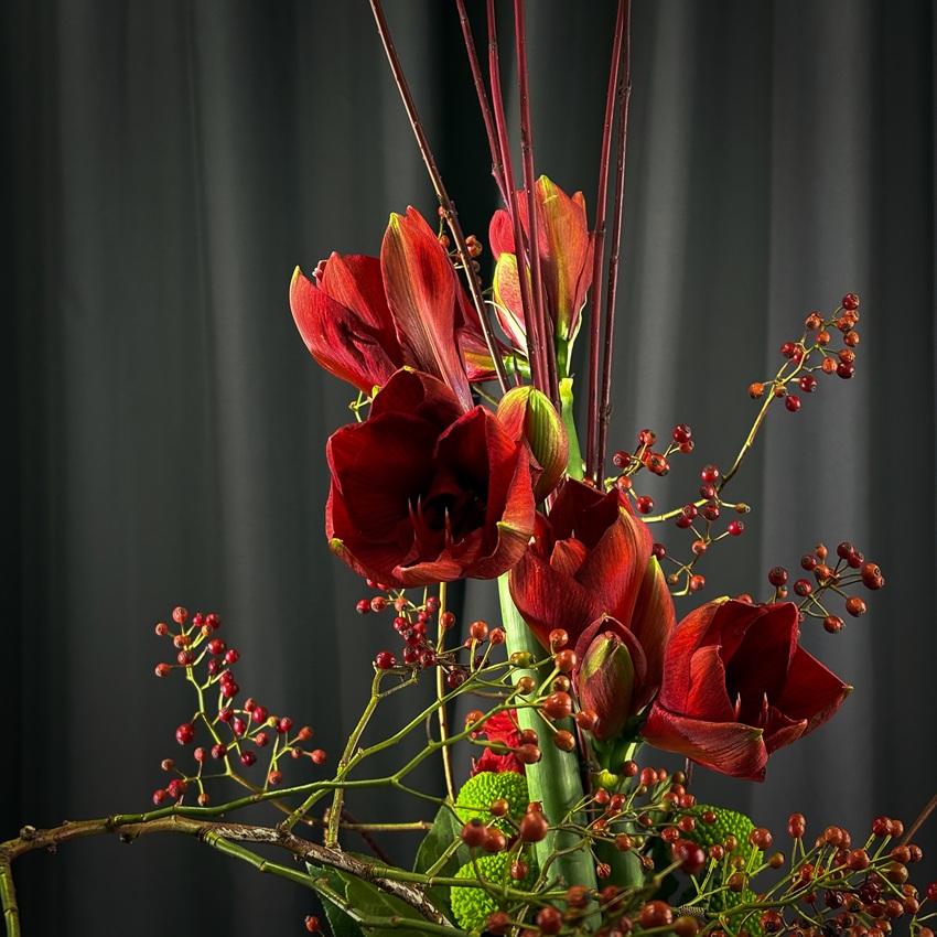 Вертикальный букет с красными амариллисами и розами. Мужской бизнес букет