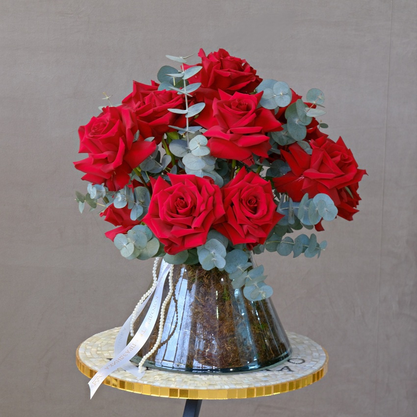 Букет в вазе. Французские розы с эвкалиптом "15 поцелуев"