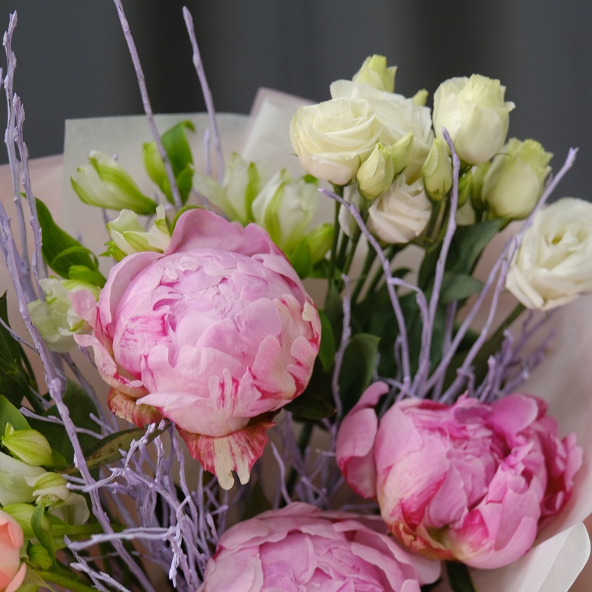 Розовые пионы и эустома в нежном букете